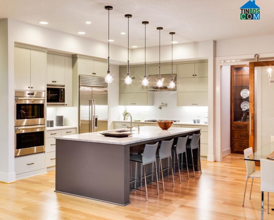 Với phòng bếp, ngoài việc bố trí hệ thống đèn, có thể lựa chọn thiết bị bếp có bề mặt bằng inox để phản chiếu ánh sáng. 