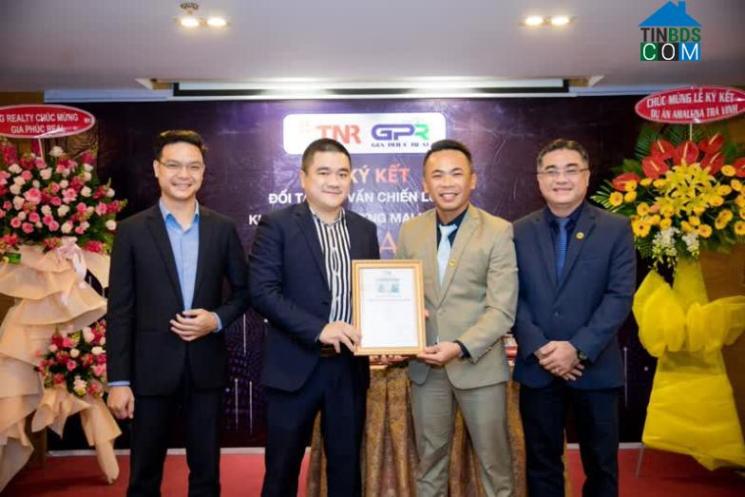Đại diện TNR Holdings Vietnam trao chứng nhận đối tác tư vấn chiến lược cho đại diện Gia Phúc Real