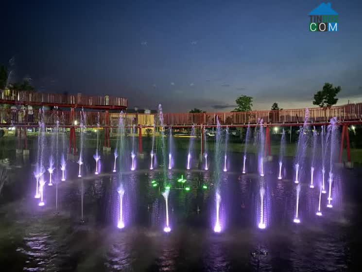 Cầu nhật trong tổ hợp công viên Kazuko đã hoàn thiện rực rỡ ánh đèn và âm thanh nhạc nước sống động