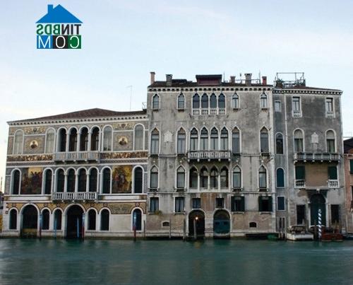Với việc chú trọng tới chiều cao, kiến trúc Venice đã bù lấp sự rộng rãi của ngôi nhà