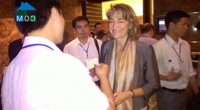 Bà Christine Larousse, KTS cảnh quan đô thị của Công ty Interscene trao đổi với các đồng nghiệp Việt Nam bên lề hội thảo. Ảnh: Q. Chung