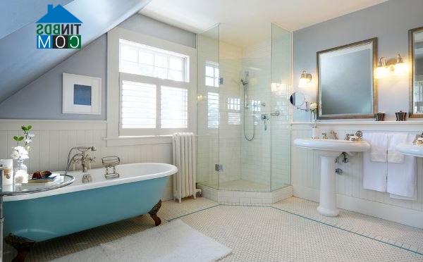 Nhờ tận dụng được góc chết, phòng tắm màu xanh rộng thoáng hơn