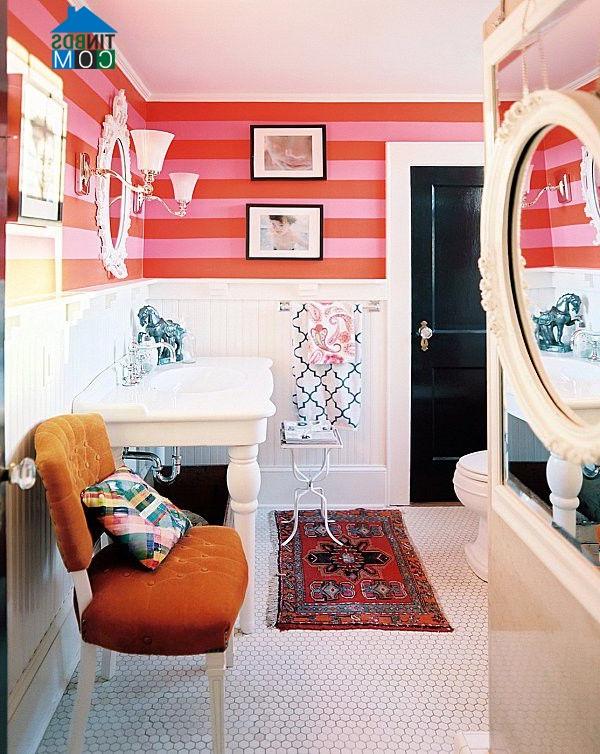 Phòng tắm tươi mới hơn hẳn với bức tường sọc đỏ và hồng
