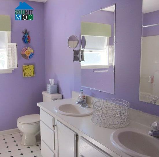 Hình ảnh phòng tắm cũ: gọn gàng nhưng hơi buồn tẻ và đơn điệu với tông màu tím