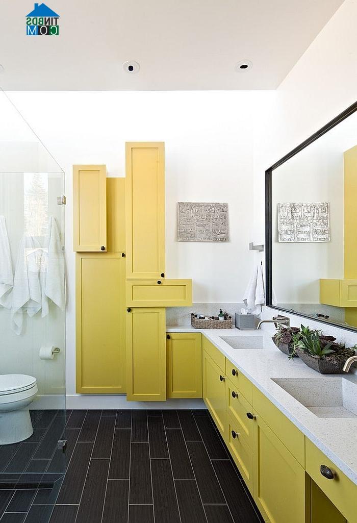 Màu vàng xuyên suốt từ kệ đến cửa khiến phòng tắm trở nên vô cùng tươi mới