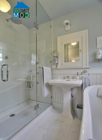 Phòng tắm trở nên rộng hơn mà vẫn đảm bảo sự sạch sẽ và hạn chế trơn trượt