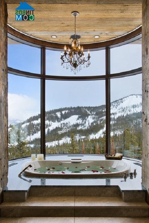 Quang cảnh hùng vĩ bên ngoài sẽ giúp bạn có những giây phút thư giãn tuyệt vời trong phòng tắm này