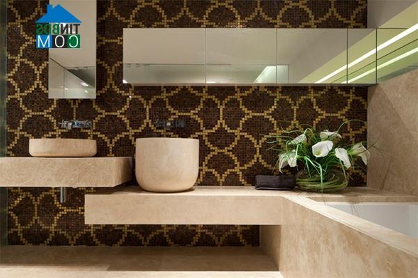 Phòng tắm tối giản trở nên cuốn hút hơn nhờ bức tường họa tiết vàng