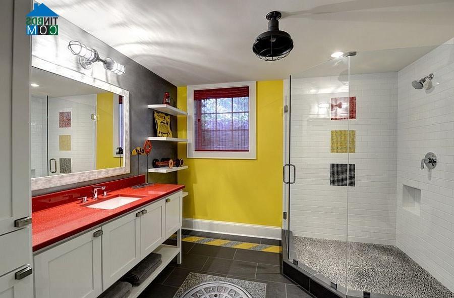 Màu vàng giúp tăng thêm độ sáng và vẻ sang trọng cho phòng tắm này.