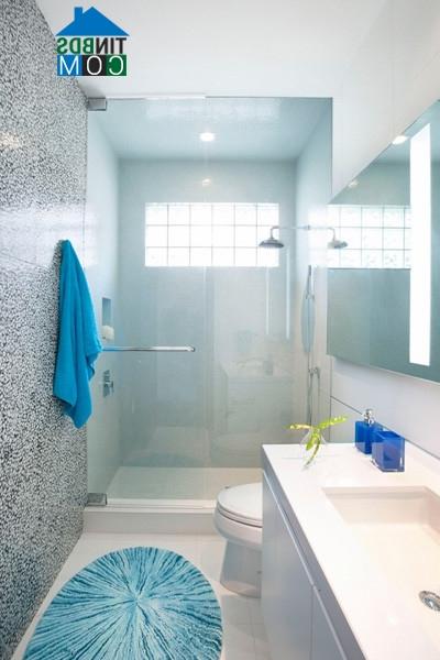 Phòng tắm trở nên nổi bật hơn với sắc xanh biển