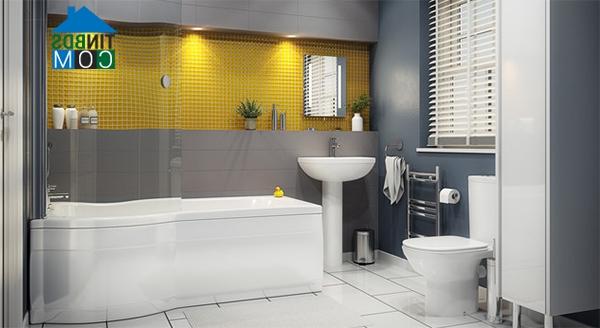 Phòng tắm này không bị đơn điệu bởi sử dụng quá nhiều gam màu trắng vì đã có mảng tường màu vàng quá nổi bật