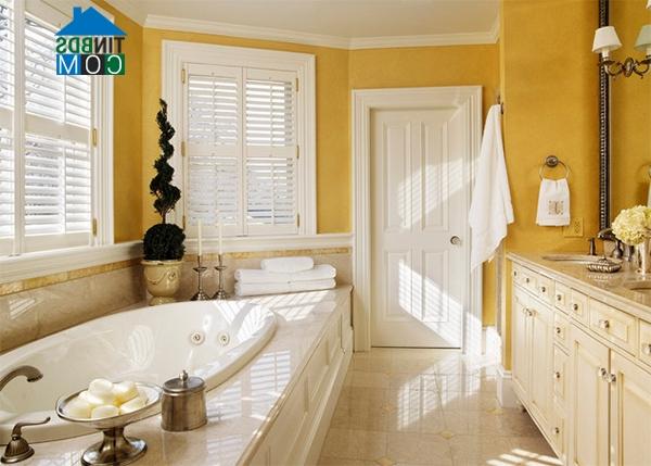 Đơn giản hơn là bạn chỉ cần sơn vàng các bức tường phòng tắm và chọn nội thất thật tinh tế