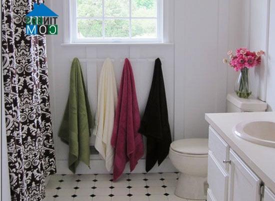 Những chiếc khăn tắm nhiều màu sắc khiến phòng tắm rực rỡ hơn