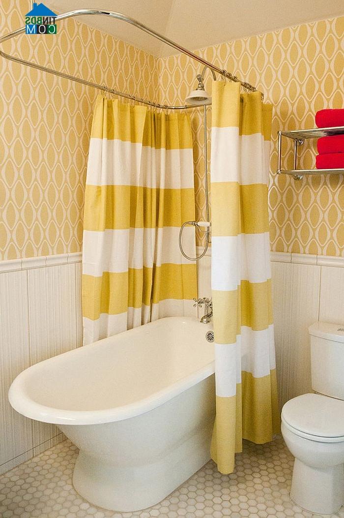 Phòng tắm tinh tế với rèm màu vàng - trắng