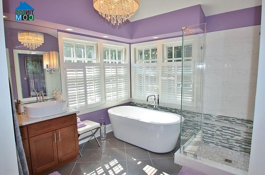 Mẫu phòng tắm màu tím hiện đại với khu vực tắm được lắp cửa kính