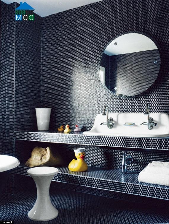 Phòng tắm ấn tượng với gam màu đen