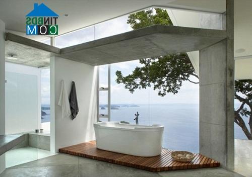Phòng tắm sang trọng này nằm trong một căn nhà tuyệt đẹp bên bờ biển