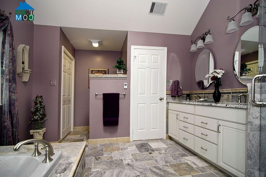 Một phòng tắm màu tím khác nhìn như một căn hộ thu nhỏ