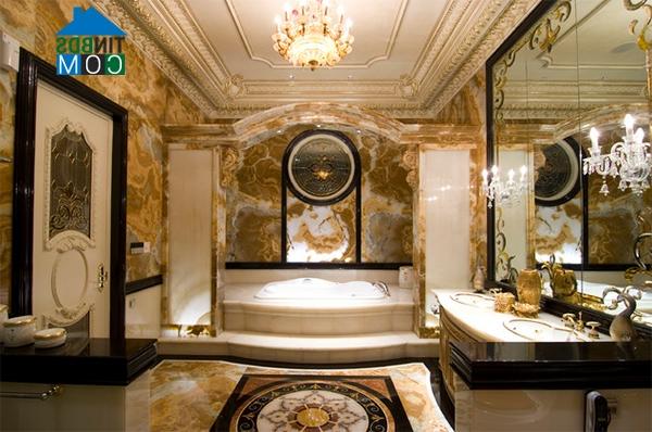 Trần phòng tắm trang trí xa hoa cùng với mảng tường đá vân vàng giúp phòng tắm này vô cùng sang chảnh