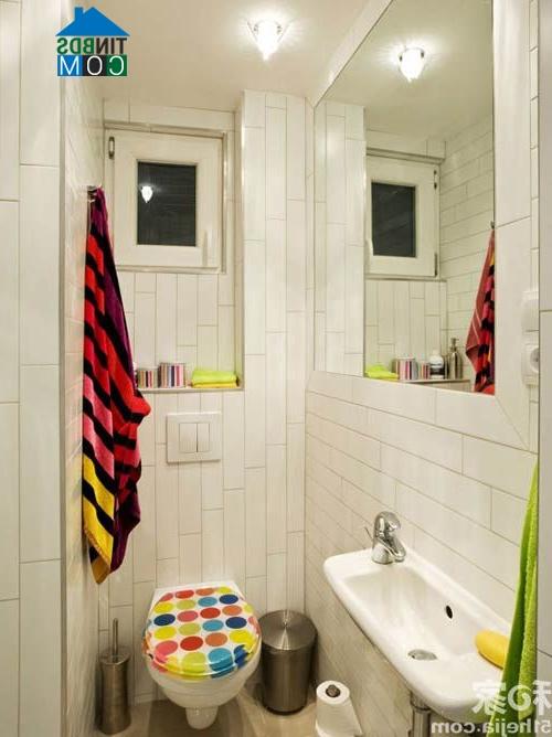 Phòng tắm tươi vui với màu sắc rực rỡ của khăn tắm