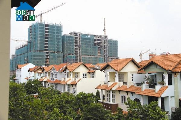 Ảnh Doanh nghiệp địa ốc vừa làm, vừa lo