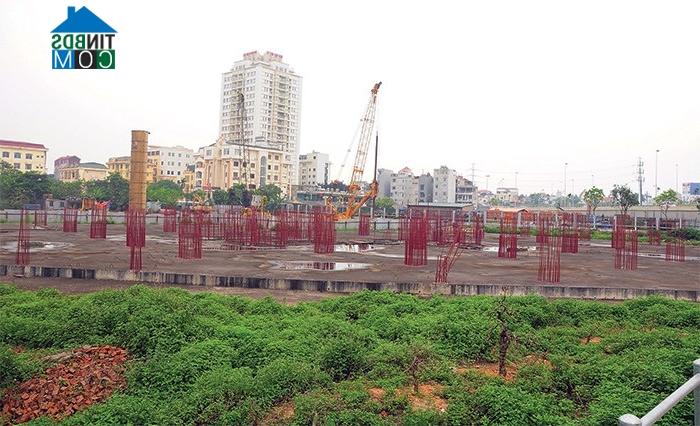 Nằm sát chân cầu Nhật Tân, dự án này đã triển khai nhiều năm qua nhưng đến nay vẫn chưa có rào chắn, hiện dự án đang dừng thi công khi mới chỉ xong phần móng