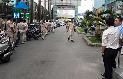 Ảnh Tp.HCM: Đang bị cưỡng chế, chủ chung cư tiếp tục xây không phép