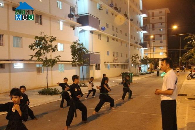 Anh Lê Đình Minh (31 tuổi, làm việc ở CLB võ thuật - võ cổ truyền phường Hòa Phú) đang dạy võ cho các em là con của người lao động sống trong khu NOXH Hòa Lợi, TP Thủ Dầu Một, Bình Dương - Ảnh: Bá Sơn
