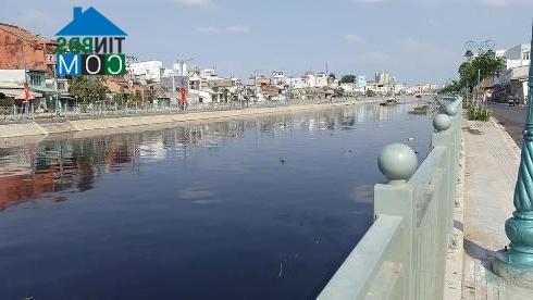 Ảnh Tp.HCM: Chi chít nhà mỏng, vẹo bên dòng kênh ngàn tỷ