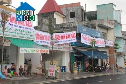 Ảnh Đà Nẵng: Dân đồng loạt trưng biển "bán nhà gấp" cạnh cây cầu nghìn tỷ