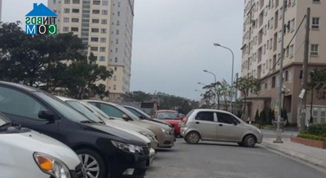 Rất nhiều ô tô xuất hiện tại khu NOXH ở Sài Đồng