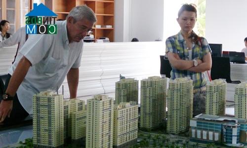 Ảnh Giới đầu tư địa ốc trong nước dè dặt với khách ngoại