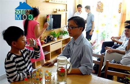 Một gia đình công chức trong ngày vui nhận nhà ở xã hội (năm 2014) tại chung cư Tô Hiến Thành, quận 10, Tp.HCM.