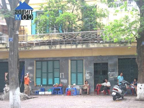 Một ngôi biệt thự cổ ở Hà Nội bị sửa chữa, biến dạng. Ảnh: H.Trâm