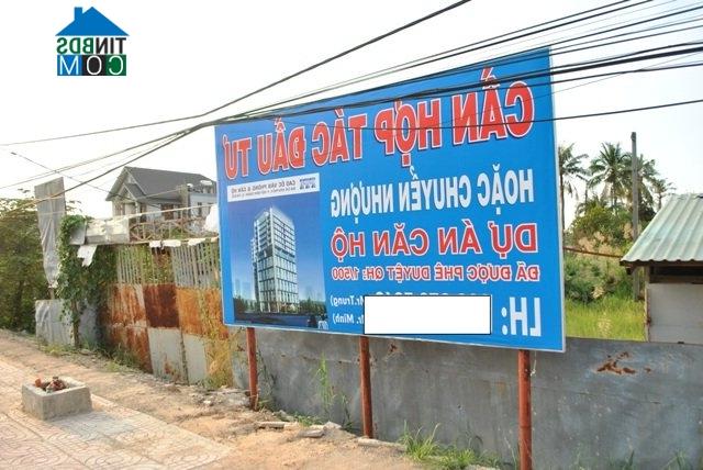 Bảng thông báo cần tìm đối tác hợp tác đầu tư hoặc chuyển nhượng dự án trên đường Phạm Văn Đồng, quận Thủ Đức, Tp. HCM. Ảnh: Mạnh Tùng