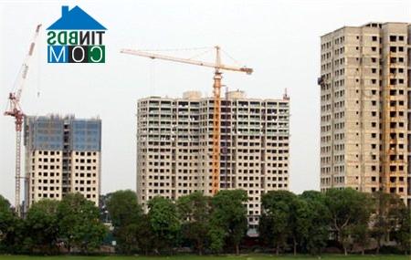 Nhiều khu nhà cho người thu nhập thấp đang được xây dựng nhưng vẫn thiếu nhà ở cho thuê. Ảnh: Tuấn Anh - TTXVN