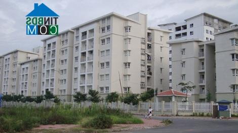 Người thu nhập trung bình đang chơi với giữa nhiều gói hỗ trợ mua nhà