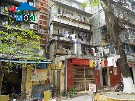 Thực trạng nhếch nhác, tùy tiện và mất an toàn là tình cảnh chung ở chung cư cũ Hà Nội – đang đặt ra vấn đề cần phải chỉnh trang, tu sửa.