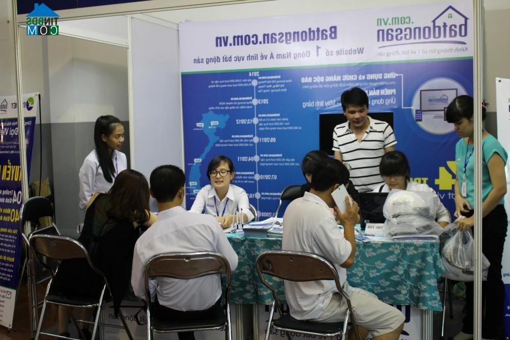 Khách tham gia Hội chợ được nhận quà tặng của Tinbds.COM