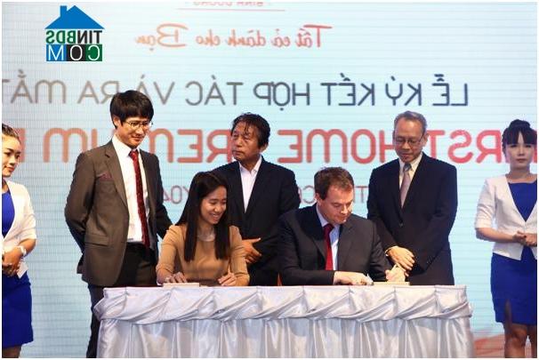 Bà Trần Thị Dịu Hòa, Tổng Giám Đốc N.H.O (ngồi bên phải) kí kết hợp tác cùng ông Stephen Wyatt - Tổng Giám Đốc JLL Việt Nam