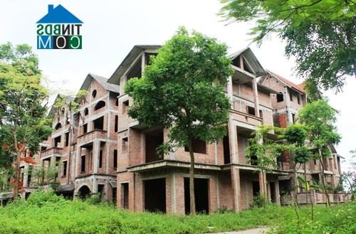 Ảnh Khu biệt thự Phương Viên: Tiền tỷ chôn vùi trong cỏ dại