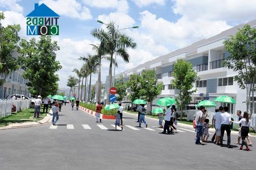 Một dự án nhà phố xây sẵn tại khu Đông Sài Gòn với khuôn viên và tiện ích khép kín, giá bán 2 tỷ đồng/căn đang rất hút khách, cả người mua để ở và dân đầu tư. Ảnh: V.L