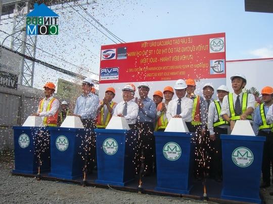 Ảnh Dự án Metro Bến Thành - Suối Tiên: Lắp dầm cầu đầu tiên