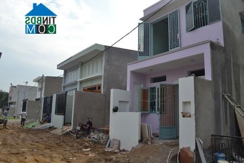 Ảnh Tp.HCM: Nhà đất giá rẻ rao bán đầy đường