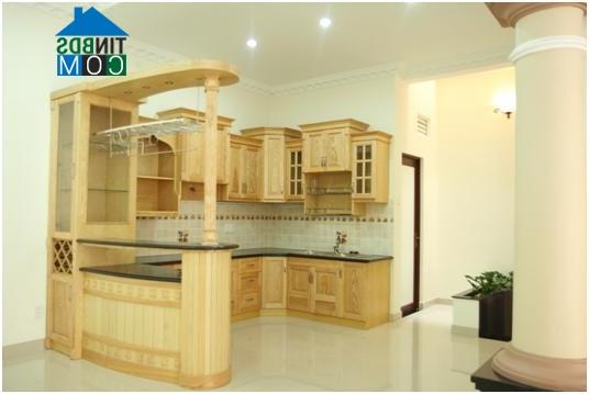 Phòng bếp với nội thất gỗ sang trọng trong biệt thự