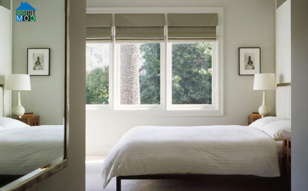 Hệ cửa sổ lớn sẽ giúp phòng ngủ thoáng đãng hơn
