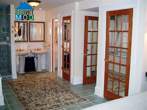 Trong một ngôi nhà, phòng rộng phải mở cửa lớn, phòng hẹp cửa nhỏ mới tạo được sự cân đối, hài hòa