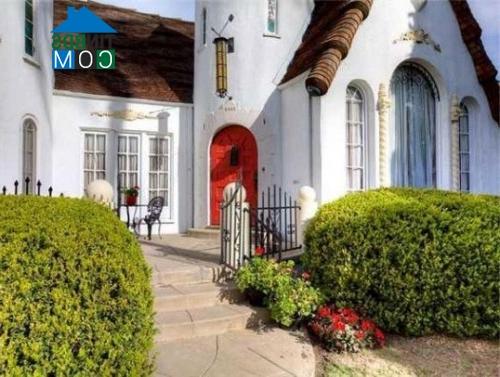 Ảnh Ngôi nhà xinh với cửa màu đỏ hợp phong thuỷ