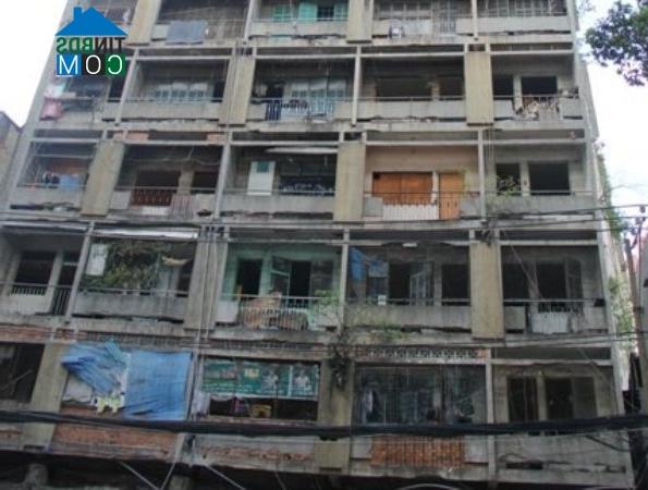Ảnh Tp.HCM tiếp tục tháo dỡ nhiều tòa chung cư cũ