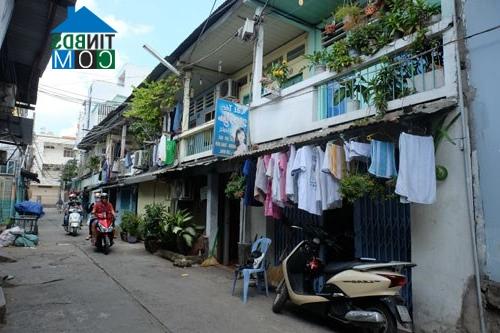 Sự xuống cấp nghiêm trọng của 1 chung cư cũ ở Quận Bình Thạnh. Ảnh: Đình Sơn